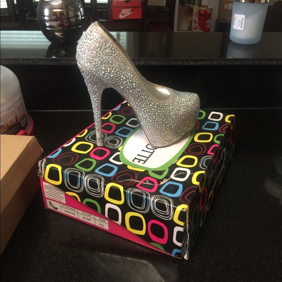 Heels - Picture 2 of 2